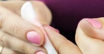 حيل سهلة لإزالة لاصق الأظافر الصناعية من على الجلد