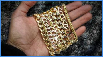 سيدة أردنية تستعيد أسوارة ذهبية أضاعتها قبل 17 عاما