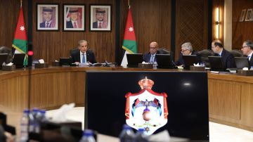 قرارات حكومية تخص المعلمين وموظفي امانة عمان.. وفرض ضريبة (16 ) على الطرود البريدية عاجل قرارات حكومية تخص المعلمين وموظفي امانة عمان.. وفرض ضريبة (16 ) على الطرود البريدية عاجل