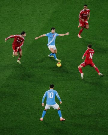 مانشستر سيتي يضرب ليفربول بثلاثية ويهدد صدارة آرسنال مانشستر سيتي يضرب ليفربول بثلاثية ويهدد صدارة آرسنال