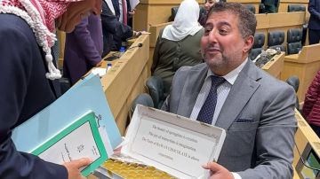 الرقب يوزع الحلوى على النواب احتفالا بقانون خدمة العلم