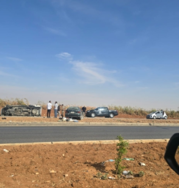 بالصور ... حادث تصادم بين مركبتين على شارع البترا في إربد