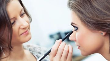 8 أخطاء مكياج تجعلك تبدين أكبر سنا 8 أخطاء مكياج تجعلك تبدين أكبر سنا