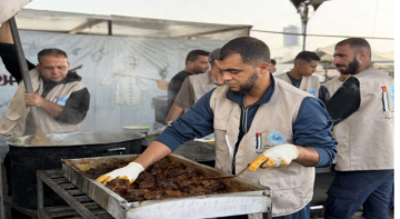 توزيع وجبات غذائية للنازحين جنوب غزة ضمن الحملة الأردنية الإغاثية