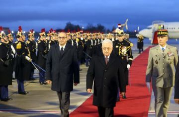 عباس يصل باريس لتعزيز التنسيق مع القيادة الفرنسية عباس يصل باريس لتعزيز التنسيق مع القيادة الفرنسية