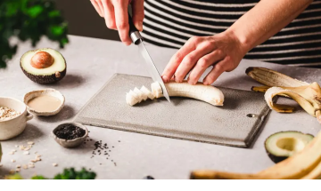 الأفوكادو أم الموز .. أيهما أفضل للفطور؟