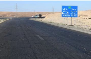 تدهور شاحنة وانقلابها على الطريق الصحراوي