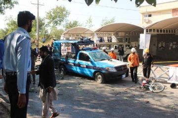 مقتل 12 شخصا وإصابة 27 جراء تفيجر أمام مجمع محاكم في باكستان