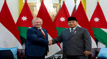 الملك يمنح الرئيس الإندونيسي وسام النهضة المرصع الملك يمنح الرئيس الإندونيسي وسام النهضة المرصع