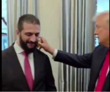 فيديو لترامب يسأل الشرع عن عدد زوجاته والأخير يهديه زجاجة عطرا فيديو لترامب يسأل الشرع عن عدد زوجاته والأخير يهديه زجاجة عطرا