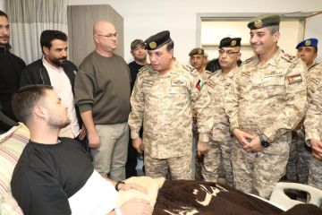 بالصور...المساعد للعمليات والتدريب يعود مصابي لواء الرمثا