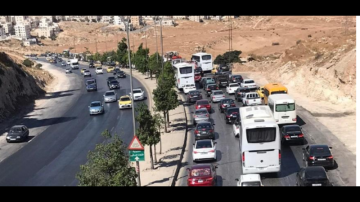 حادث بين 3 مركبات يتسبب بأزمة سير خانقة في شارع الأردن حادث بين 3 مركبات يتسبب بأزمة سير خانقة في شارع الأردن