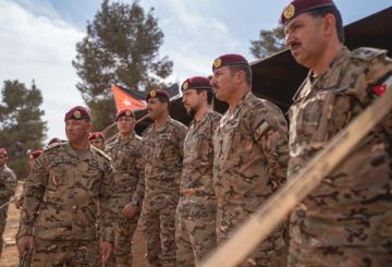 ولي العهد يتابع التمرين النهائي لدورة القوات الخاصة ولي العهد يتابع التمرين النهائي لدورة القوات الخاصة