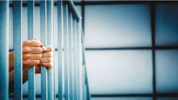 تقاضى مبالغ مالية مقابل ترخيص محلات .. والمحكمة تصدر قرارها