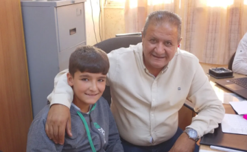 مدير مدرسة في المفرق يكرم طالبا ملتزما بـ صلاة الفجر 