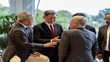 الملك يلتقي برئيس الوزراء السنغافوري الملك يلتقي برئيس الوزراء السنغافوري