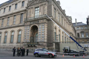 السلطات الفرنسية توقف 4 أشخاص على صلة بسرقة متحف اللوفر