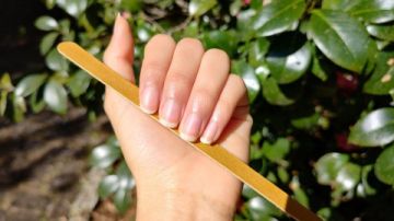 زيت الزيتون أم زيت جوز الهند أيهما الأفضل لتقوية الأظافر؟