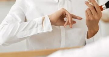 خطوات بسيطة وآمنة للتخلص من بقع المكياج مع الحفاظ على الملابس خطوات بسيطة وآمنة للتخلص من بقع المكياج مع الحفاظ على الملابس