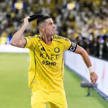 كريستيانو رونالدو يحتفل ويرقص بالعقال السعودي - فيديو