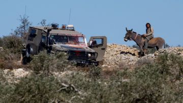 مستوطنون يسيجون مساحات من الأراضي قرب حاجز تياسير مستوطنون يسيجون مساحات من الأراضي قرب حاجز تياسير