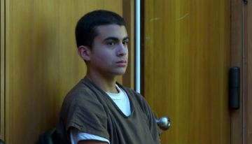 جريمة صادمة.. طفل يطعن والدته 46 مرة ويرسل سيلفي مع الجثة لصديقه جريمة صادمة.. طفل يطعن والدته 46 مرة ويرسل سيلفي مع الجثة لصديقه