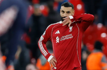 "فقد ساقيه وما فعله مخزٍ" ..  أساطير ليفربول يطالبون بالتخلص من صلاح