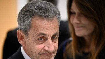 أول تغريدة لساركوزي بعد خروجه من السجن