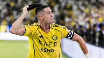 رونالدو يرقص بالعقال ويشعل مدرجات نادي النصر .. فيديو