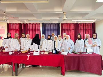 صيدلة الزرقاء تنظم نشاطا توعويا في مدرسة رقية بنت الرسول للبنات