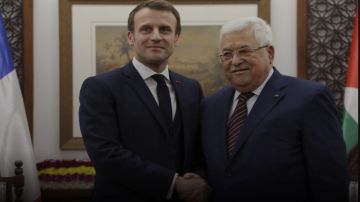 عباس يدعو ماكرون للضغط على إسرائيل ووقف اقتطاع أموال الفلسطينيين عباس يدعو ماكرون للضغط على إسرائيل ووقف اقتطاع أموال الفلسطينيين