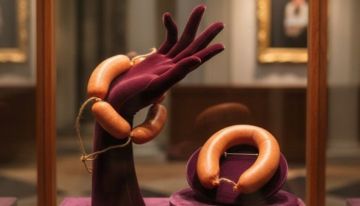 اللوفر والجزار! تاجر فرنسي يستغل فضيحة السرقة للترويج لبضاعته بطريقة مبتكرة