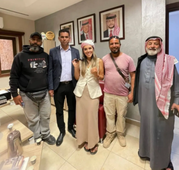 سائحة أمريكية-مكسيكية تشيد بأمانة أهل البترا بعد العثور على قرطها الذهبي سائحة أمريكية-مكسيكية تشيد بأمانة أهل البترا بعد العثور على قرطها الذهبي