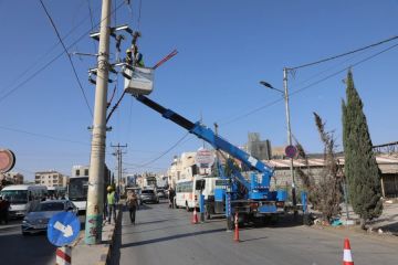 كهرباء إربد تنجح في تركيب محول جديد باستخدام تقنية الكهرباء الحية دون فصل التيار