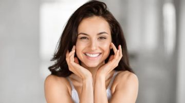 5 أشياء يومية تسبب اصفرار الأسنان... كيف تتعامل معها؟ 5 أشياء يومية تسبب اصفرار الأسنان... كيف تتعامل معها؟