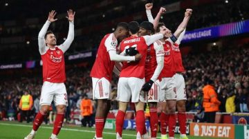 آرسنال يلحق بالبايرن الهزيمة الأولى في الابطال