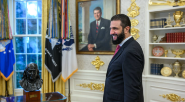 الشرع يطالب برفع العقوبات على بلاده: واشنطن تؤيد استقرار سوريا وتعزز دعمها الاقتصادي الشرع يطالب برفع العقوبات على بلاده: واشنطن تؤيد استقرار سوريا وتعزز دعمها الاقتصادي