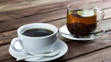 القهوة أم الشاي الأخضر.. أيهما ينشط الدماغ ويحارب الزهايمر؟