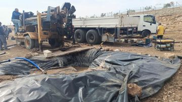 ضبط حفارة مخالفة تحفر بئرا بشكل غير قانوني في أم الدنانير ضبط حفارة مخالفة تحفر بئرا بشكل غير قانوني في أم الدنانير