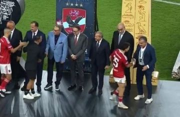 موقف محرج وغريب.. زيزو يرفض مصافحة نائب رئيس الزمالك في مراسم السوبر المصري (فيديو) موقف محرج وغريب.. زيزو يرفض مصافحة نائب رئيس الزمالك في مراسم السوبر المصري (فيديو)