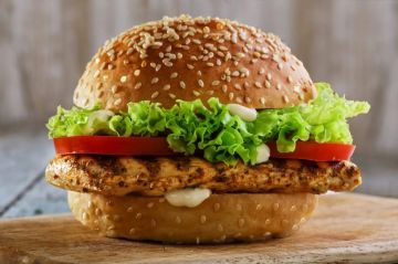 ابتلع شطيرة برغر كاملة دون مضغ.. شاب يوناني يصارع الموت داخل العناية المركزة