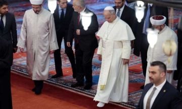 بابا الفاتيكان يخلع حذاءه خلال زيارته لمسجد .. صور بابا الفاتيكان يخلع حذاءه خلال زيارته لمسجد .. صور