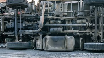 تدهور شاحنة محملة بأجهزة كهربائية تدهور شاحنة محملة بأجهزة كهربائية