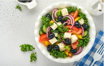 سلطة يونانية بالجبن والزيتون