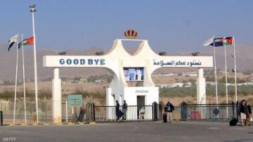 الحكومة تبحث خطط تطوير جسر الملك حسين