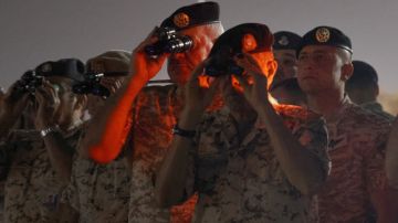 رئيس هيئة الأركان المشتركة ونظيره البحريني يتابعان تمرين صقور الهواشم 6 الليلي رئيس هيئة الأركان المشتركة ونظيره البحريني يتابعان تمرين صقور الهواشم 6 الليلي