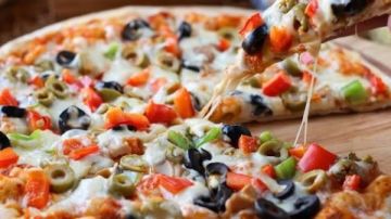 طريقة عمل البيتزا الإيطالي.. عجينة هشة وزي المطاعم طريقة عمل البيتزا الإيطالي.. عجينة هشة وزي المطاعم