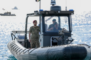 ولي العهد يزور فريق مكافحة الإرهاب المائي