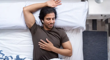 طبيب أعصاب يحذر .. النوم بسماعات الأذن قد يؤدي إلى الخرف