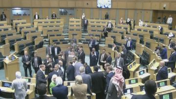 القاضي يرفع جلسة النواب بعد مشادات كلامية أثناء انتخاب اللجنة المالية لمناقشة موازنة 2026 القاضي يرفع جلسة النواب بعد مشادات كلامية أثناء انتخاب اللجنة المالية لمناقشة موازنة 2026